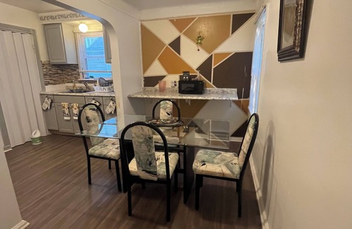Detroit Casa | Mettetal 420 friendly Cozy 3 bedroom 4 bed house in Detroit with WiFi, AC