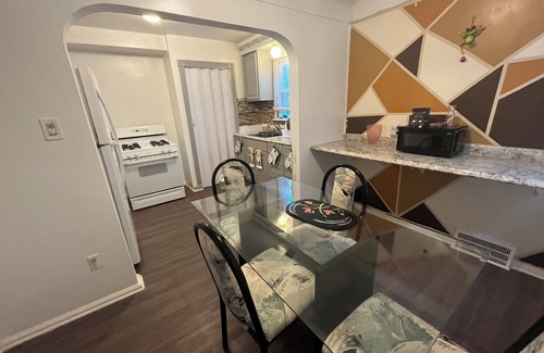 Detroit Casa | Mettetal 420 friendly Cozy 3 bedroom 4 bed house in Detroit with WiFi, AC