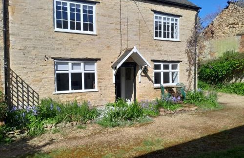 Olney Casa | Mews Cottage, a 2 bedroom Georgian Cottage which comfortably sleeps 4 located in a quiet courtyard 50 metres from Olney Market Place
