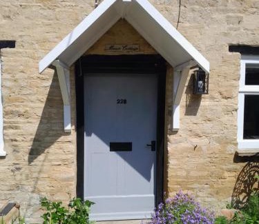 Olney Casa | Mews Cottage, a 2 bedroom Georgian Cottage which comfortably sleeps 4 located in a quiet courtyard 50 metres from Olney Market Place