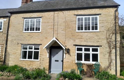 Olney Casa | Mews Cottage, a 2 bedroom Georgian Cottage which comfortably sleeps 4 located in a quiet courtyard 50 metres from Olney Market Place