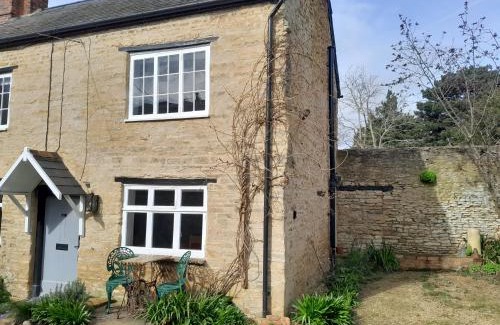 Olney Casa | Mews Cottage, a 2 bedroom Georgian Cottage which comfortably sleeps 4 located in a quiet courtyard 50 metres from Olney Market Place