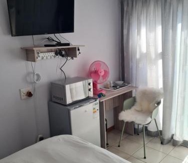 Komani Apartamento | Mews Road Self-Catering