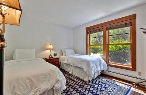Central Vermont- Killington Casa | Meyer Chalet de Esqui - Ski-In, Ski-Out 4BR Bear Mtn Retreat with Pool & Fireplace
