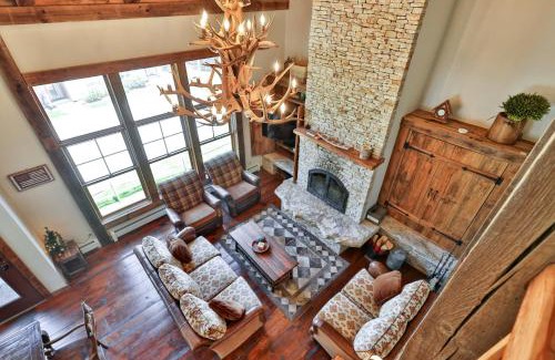 Central Vermont- Killington Casa | Meyer Chalet de Esqui - Ski-In, Ski-Out 4BR Bear Mtn Retreat with Pool & Fireplace