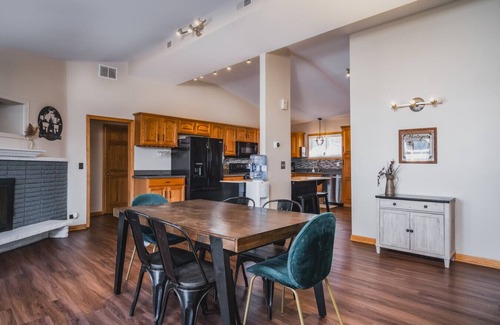 Fox Lake Apartamento | Meyers Bay Sunset Lakefront Cottage in Fox Lake w/ Boat Pier