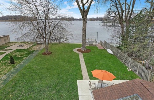 Fox Lake Apartamento | Meyers Bay Sunset Lakefront Cottage in Fox Lake w/ Boat Pier