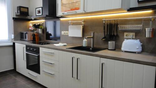 Gellert Hill Apartamento | MgTels Apartman - with private parking