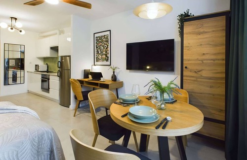 Saska Kepa Apartamento | Międzynarodowa 52/54A | Studio for 3 People | Desk