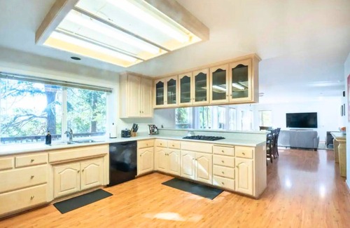 Mi-Wuk Village Casa | Mi Wuk Abode - Sleeps 12, large deck, firepit