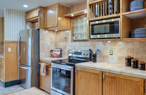 Mi-Wuk Village Cabina | Mi-Wuk Village Vacation Rental w/ Multi-Level Deck