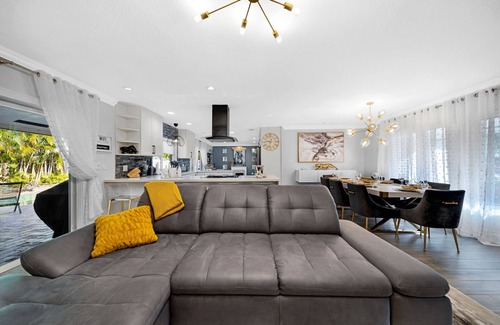 Imperial Point Casa | "MIA Coral" 3 Bed with The pool and Hot Tub