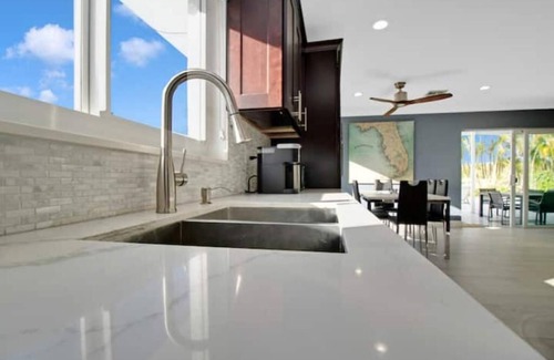 Ludlam Casa | MIA Golf course home large saltwater pool/spa&yard