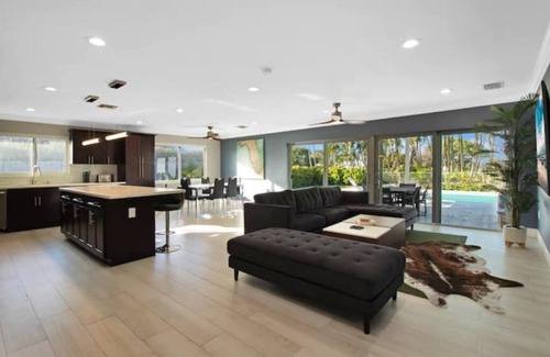 Ludlam Casa | MIA Golf course home large saltwater pool/spa&yard