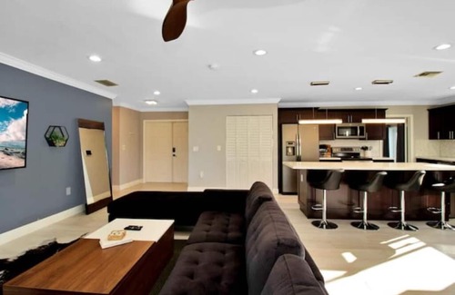 Ludlam Casa | MIA Golf course home large saltwater pool/spa&yard