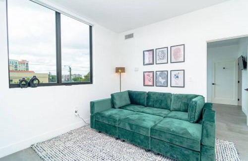 East Little Havana Apartamento | Miami 2BR Getaway with King Beds Near Marlins Park & Calle Ocho