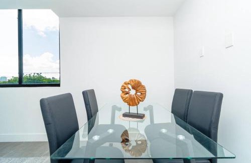 East Little Havana Apartamento | Miami 2BR Getaway with King Beds Near Marlins Park & Calle Ocho