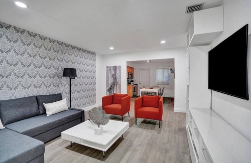 Northeast Miami Casa | Miami 4 Bedroom Home, 10 Guests BBQ Museums & Art