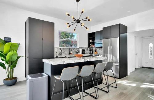 Northeast Miami Casa | Miami Chateau Pool, Hottub and Parking