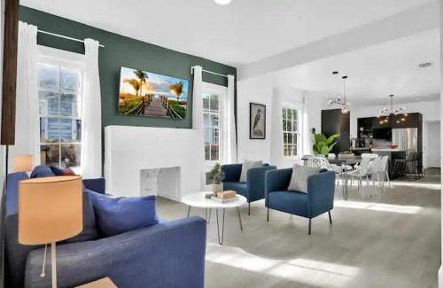 Northeast Miami Casa | Miami Chateau Pool, Hottub and Parking