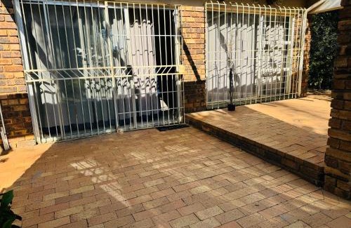 Greater Johannesburg Metropolitan Area Cabina | Miami Gardens