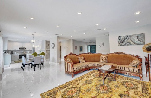 Ives Estates Casa | North Miami Home w/ Screened-in Patio+Heated Pool