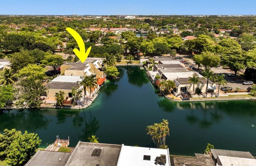 Miami Lakes Casa | Miami Lakes Waterfront Townhome Conveniently Located