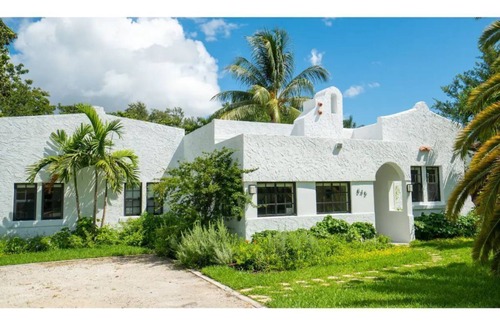 Biscayne Park Casa | Miami Modern Luxury with a Pool & Spa