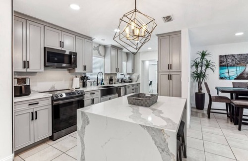 Westchester Apartamento | Miami Oasis: Spacious 4-Bedroom Home with Pool
