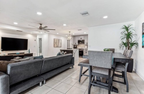 Westchester Apartamento | Miami Oasis: Spacious 4-Bedroom Home with Pool
