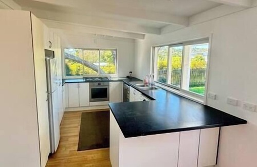 Surfdale Casa | Miami one one - Superior King Studio - Walk to Beach, Village and 2 Vineyards