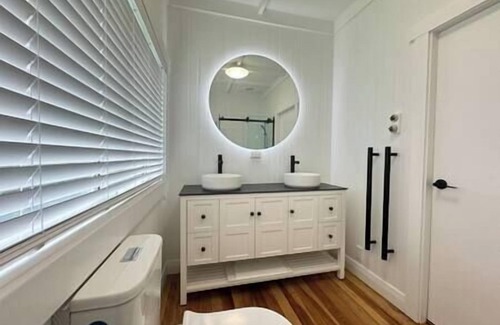Surfdale Casa | Miami one one - Superior King Studio - Walk to Beach, Village and 2 Vineyards