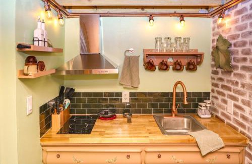 Hialeah Apartamento | Miami Tiny Vintage Cottage