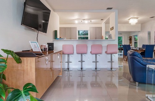 Biscayne Park Casa | Miami Oasis 🏝Tropical. Modern & Sleek