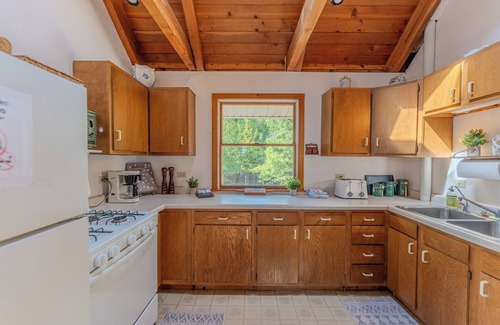 Manistique Casa | Michibay Getaway: Lake Michigan Autumn colors! Dog-friendly!