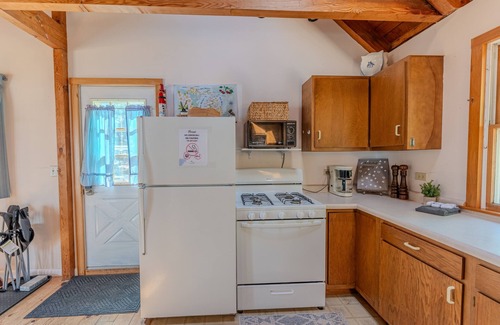 Manistique Casa | Michibay Getaway: Lake Michigan Autumn colors! Dog-friendly!
