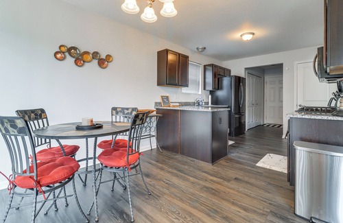 Romulus Casa | Michigan Home w/ Yard, 3 Mi to Detroit Airport