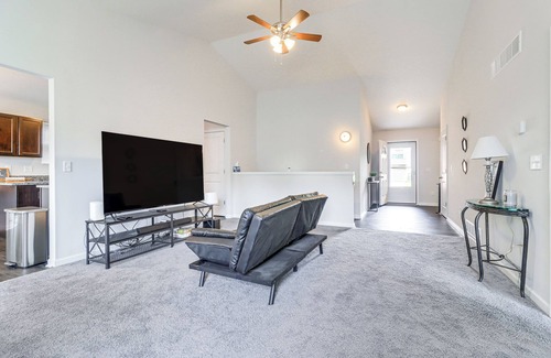 Romulus Casa | Michigan Home w/ Yard, 3 Mi to Detroit Airport