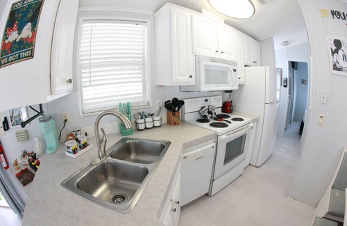 Kissimmee Cabaña | Mickey's Hideaway Cottage 4 miles from Disney in Kissimmee with WiFi and AC