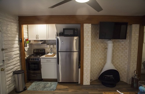 Lantern District Apartamento | The Microlux - WIFi, Streaming TV, BBQ, A / C, W / D, FP, Parking- Mins to Beach!