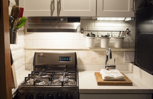 Lantern District Apartamento | The Microlux - WIFi, Streaming TV, BBQ, A / C, W / D, FP, Parking- Mins to Beach!
