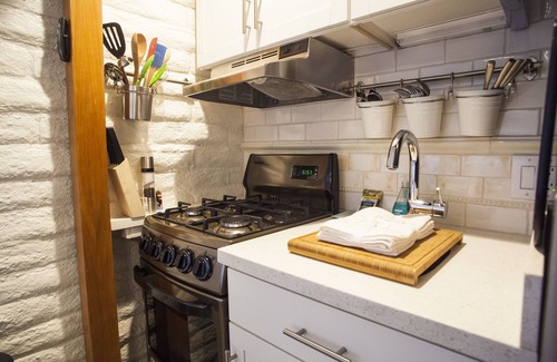 Lantern District Apartamento | The Microlux - WIFi, Streaming TV, BBQ, A / C, W / D, FP, Parking- Mins to Beach!
