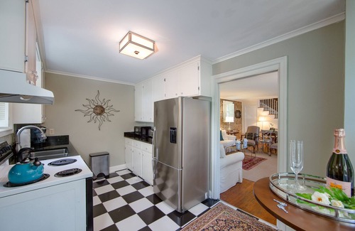 French Quarter Cabaña | Mediados de 1700 Carriage House W / Patio, Parking Cerrado, y una cocina completa
