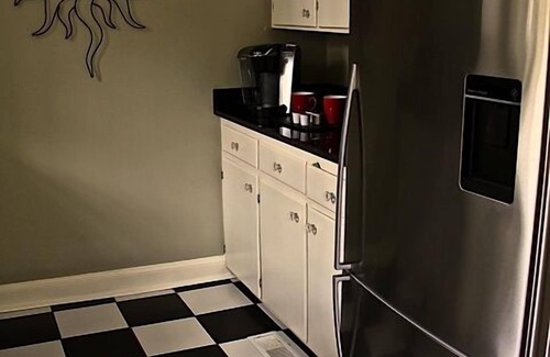 French Quarter Cabaña | Mediados de 1700 Carriage House W / Patio, Parking Cerrado, y una cocina completa