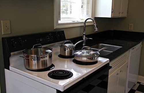 French Quarter Cabaña | Mediados de 1700 Carriage House W / Patio, Parking Cerrado, y una cocina completa