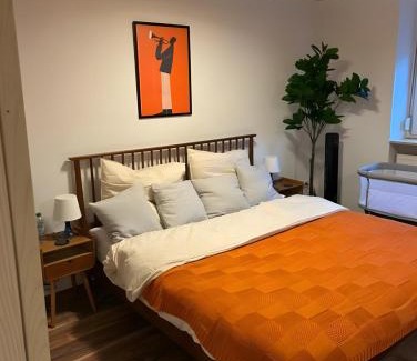 Burbach Apartamento | Mid Century 2 Zimmer Voll ausgestattete Kuche 75 Zoll TV Kingsize