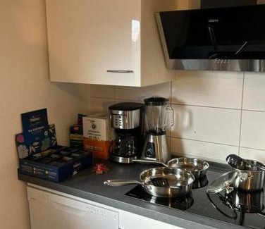 Burbach Apartamento | Mid Century 2 Zimmer Voll ausgestattete Kuche 75 Zoll TV Kingsize
