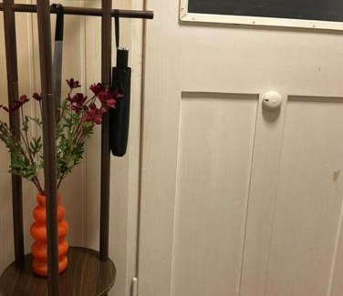 Burbach Apartamento | Mid Century 2 Zimmer Voll ausgestattete Kuche 75 Zoll TV Kingsize