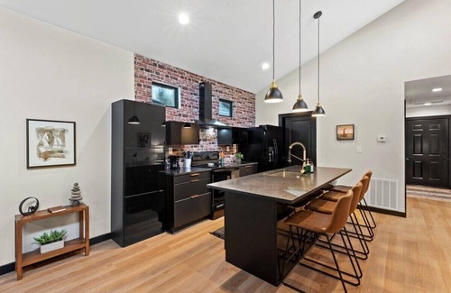 Northside District Casa | Mid-Century 3 BR In Heart of Downtown Lex