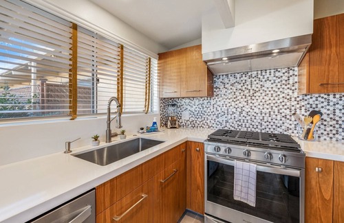 Palm Desert Condominio | Mid-Century Beauty! Community Pool! Hiking! Mountain Views! Walk to El Paseo!